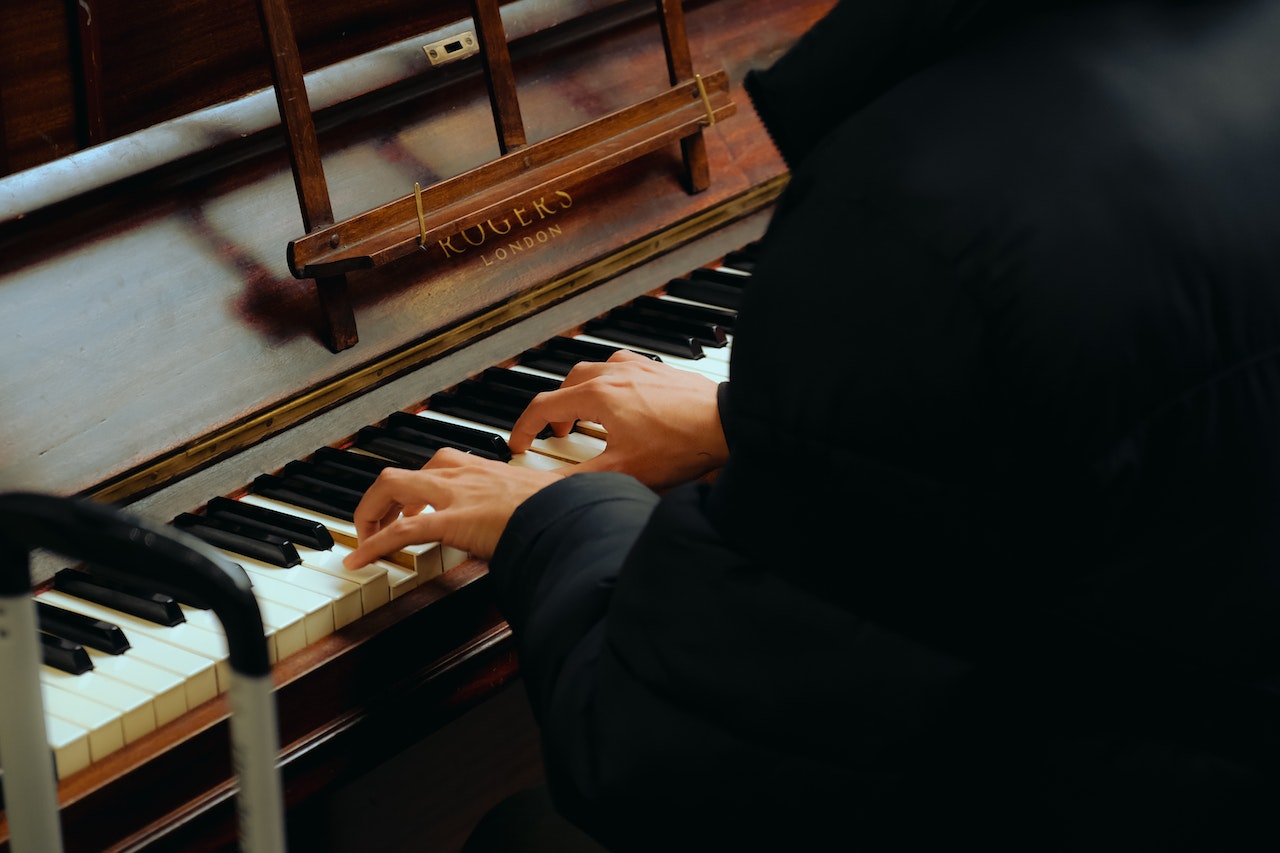 Person playing the piano